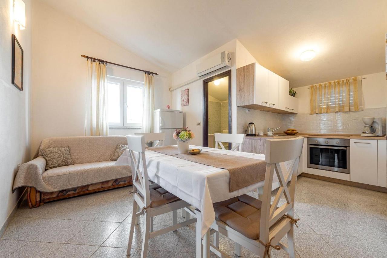 Family Friendly Seaside Apartments Kozino, Zadar - 5749 Petrcane Esterno foto